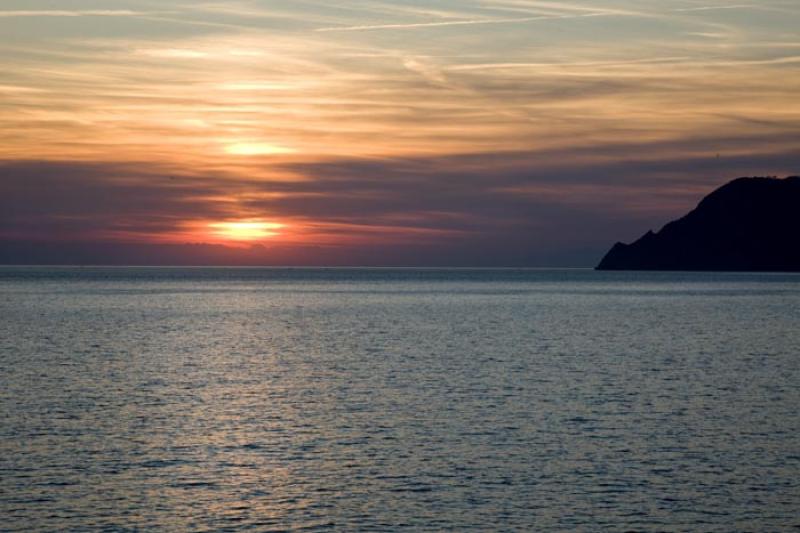 Ocaso en Cinque Terre, Liguria, Italy, Europa Occi...