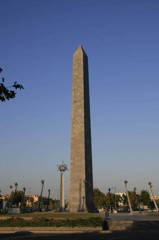 Obelisco de la Plaza de Europa, Zaragoza, Aragon, ...