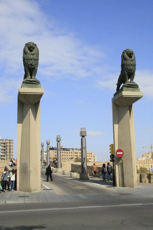 Leones del Puente de Piedra, Zaragoza, Aragon, Esp...