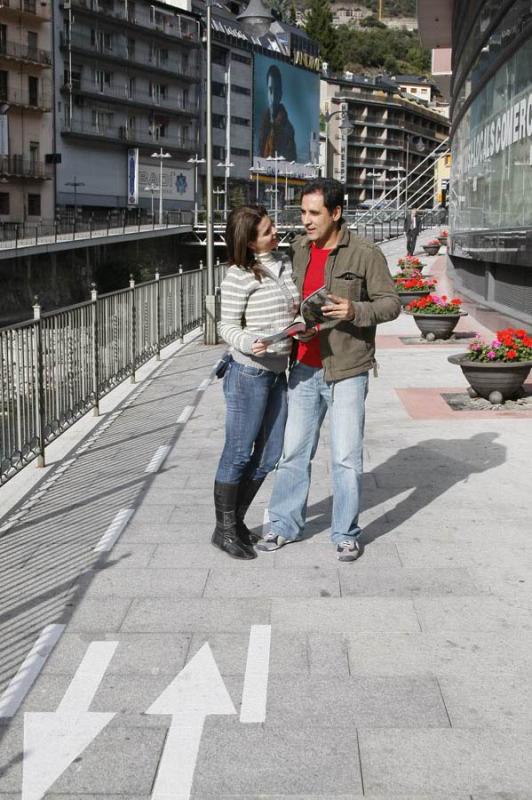 Pareja Observando una Revista