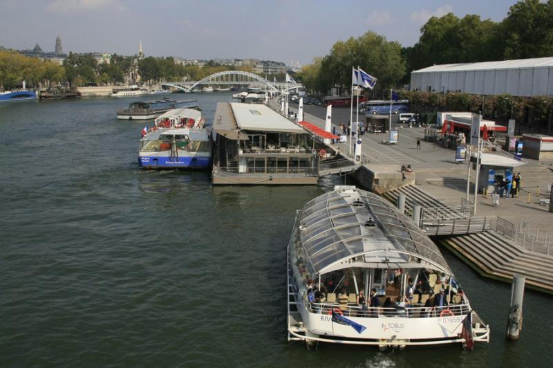 Barcazas en Rio Sena, Paris, Francia, Europa Occid...