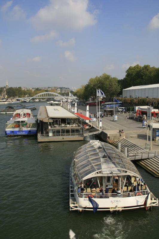 Barcazas en Rio Sena, Paris, Francia, Europa Occid...