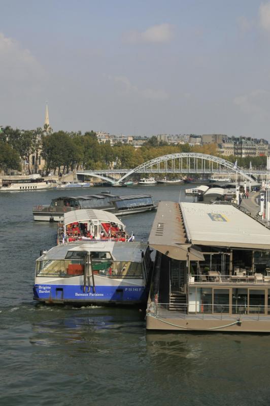 Barcazas en Rio Sena, Paris, Francia, Europa Occid...