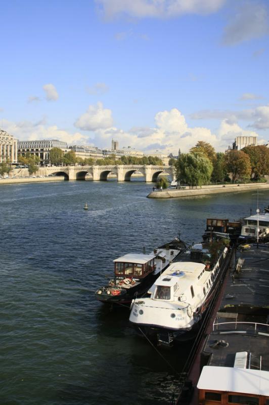 Barcazas en Rio Sena, Paris, Francia, Europa Occid...