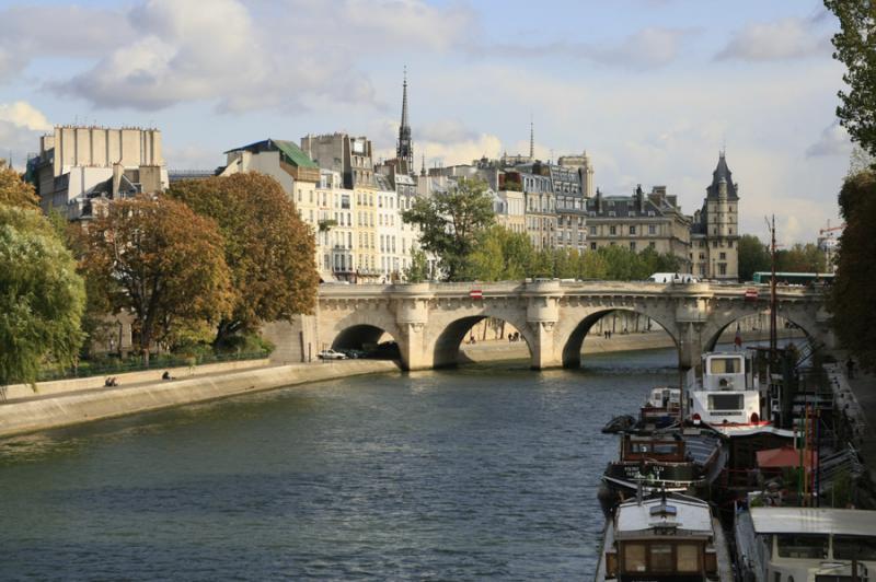 Barcazas en Rio Sena, Paris, Francia, Europa Occid...