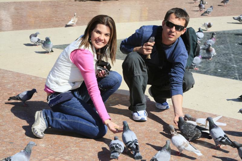 Pareja Alimentando las Palomas, La Rambla, Barcelo...