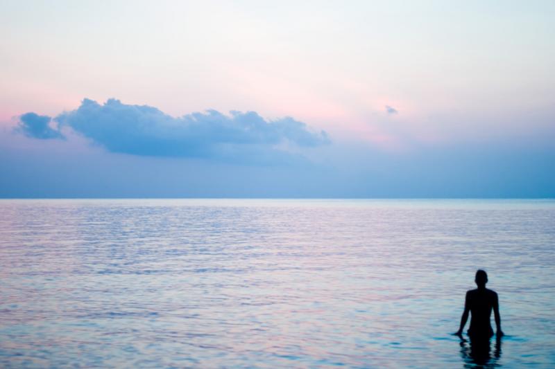 Hombre en el Mar al Atardecer