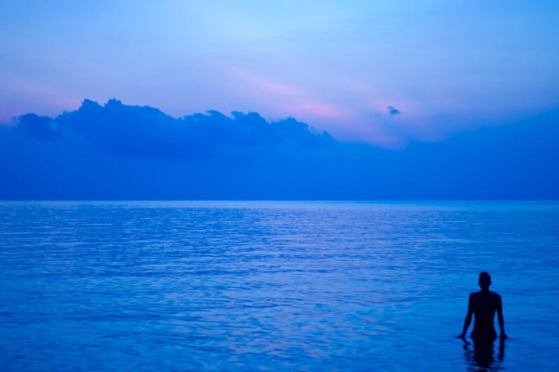 Hombre en el Mar al Atardecer