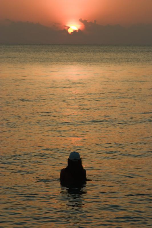 Mujer en el Mar en el Ocaso