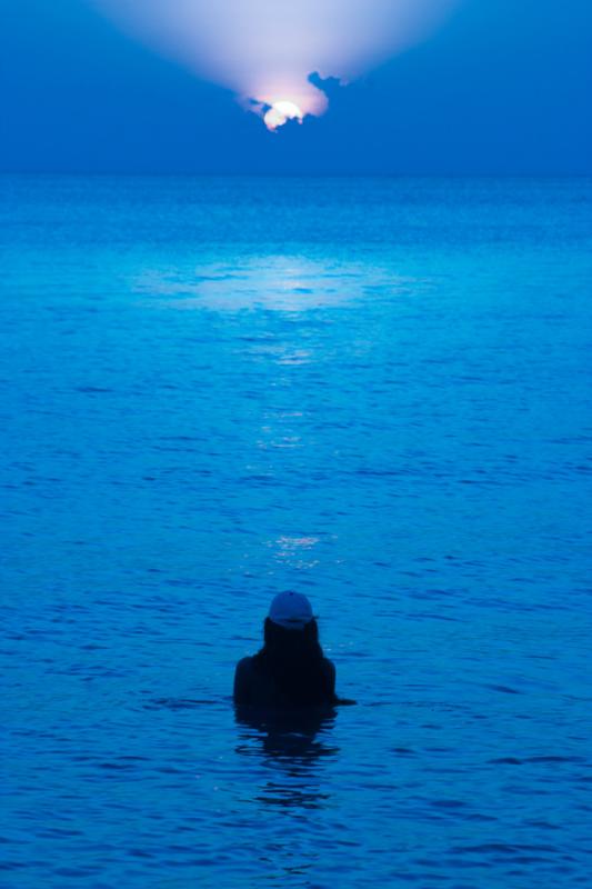 Mujer en el Mar en el Ocaso