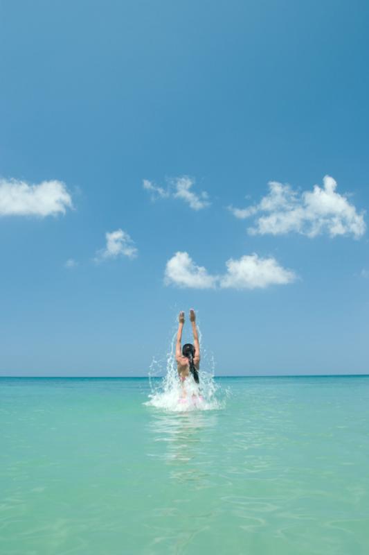 Mujer Jugando en el Mar