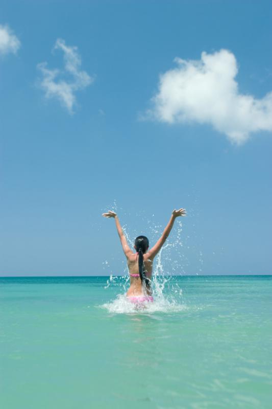 Mujer Jugando en el Mar