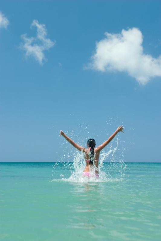 Mujer Jugando en el Mar