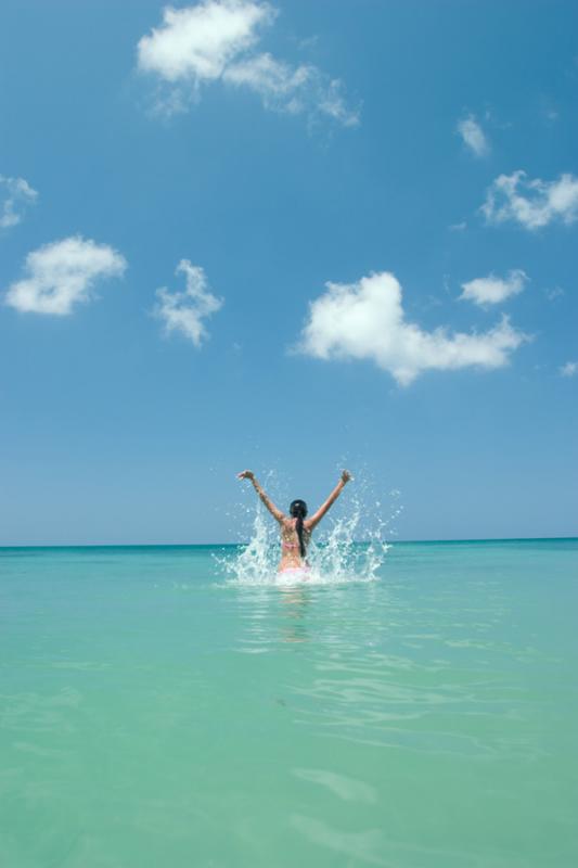 Mujer Jugando en el Mar