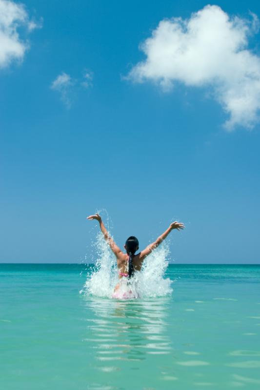 Mujer Jugando en el Mar