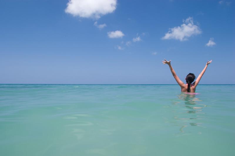 Mujer Jugando en el Mar