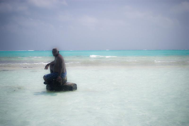 Hombre Sentado en el Mar