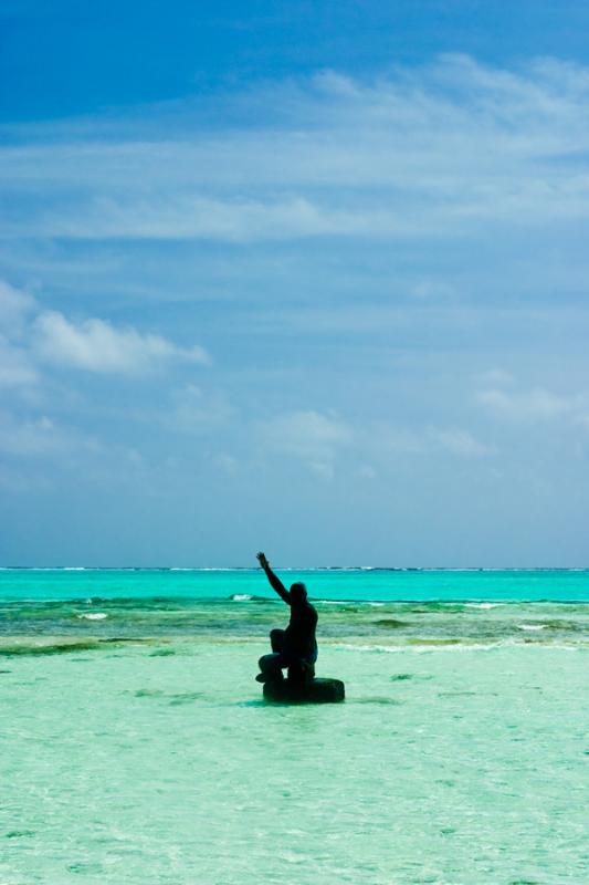 Hombre Sentado en el Mar