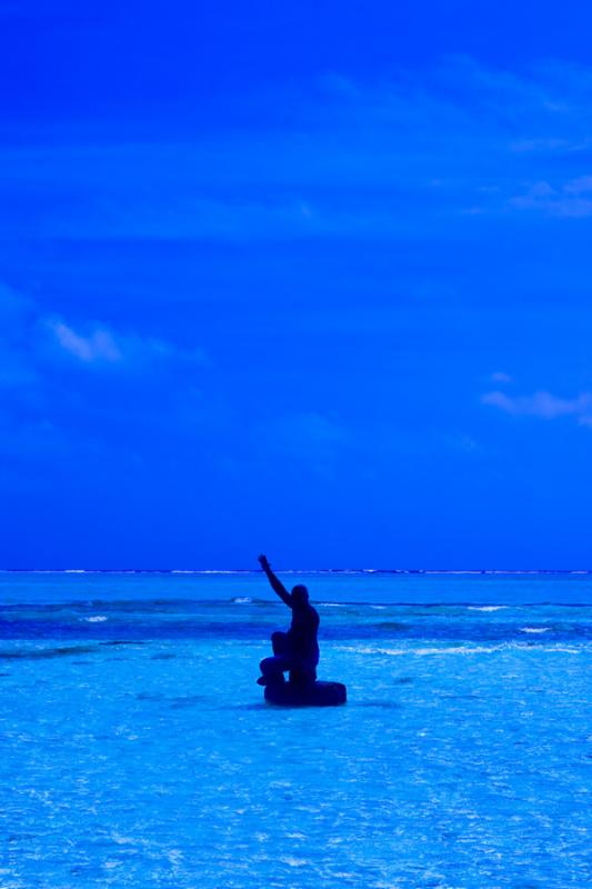 Hombre Sentado en el Mar