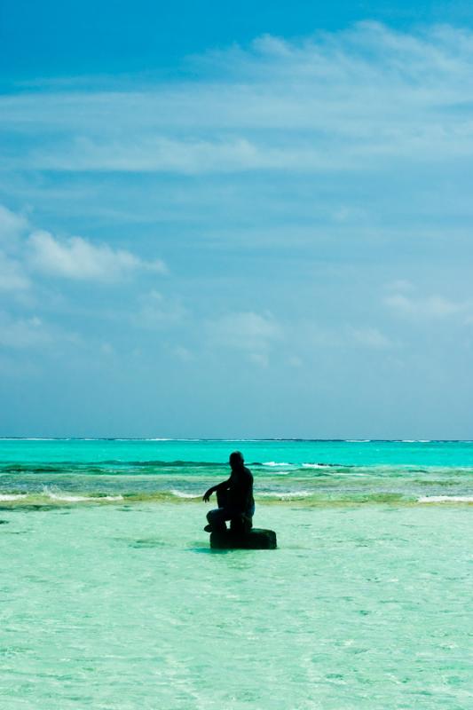 Hombre Sentado en el Mar