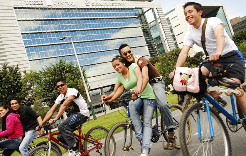 Ciclistas en la Avenida el Dorado, Bogota, Cundina...