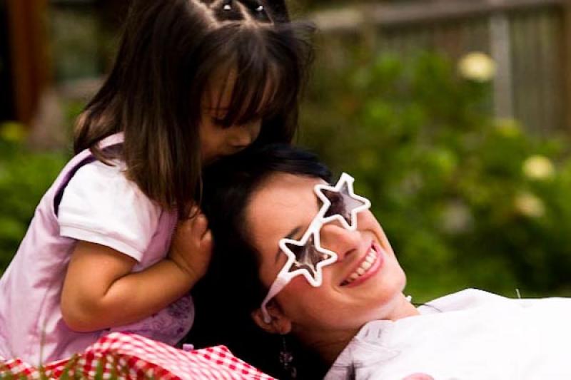 Mujer con Jugando con su hija