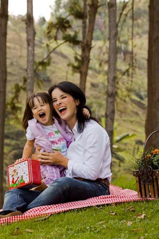 Mama e Hija de en el Campo