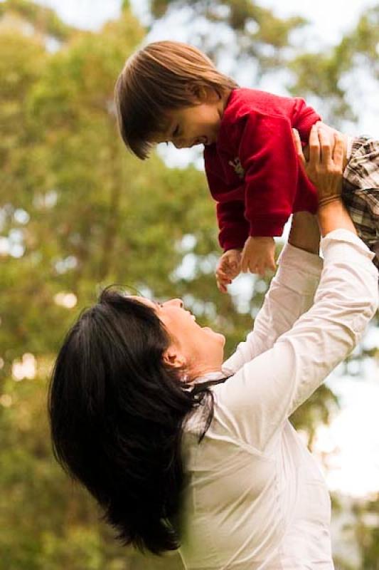 Madre Levantando a su Hijo