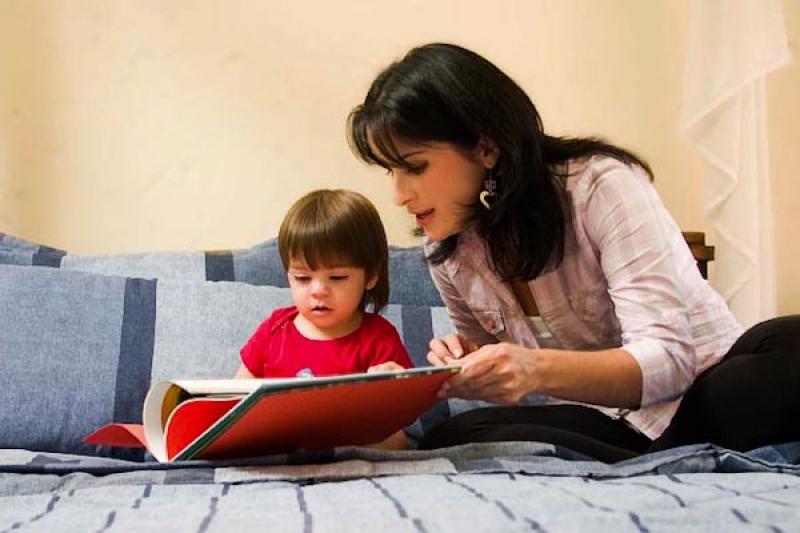 Mama Leyendo con su Hijo