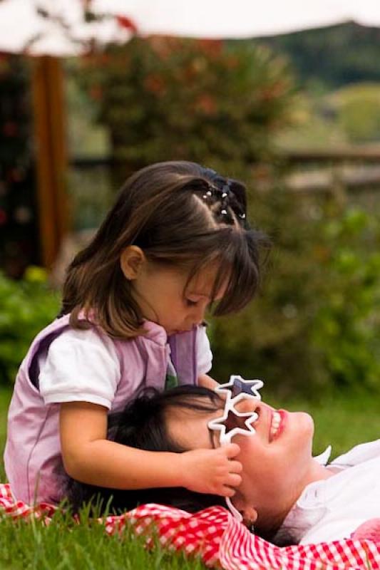 Mujer con Jugando con su hija