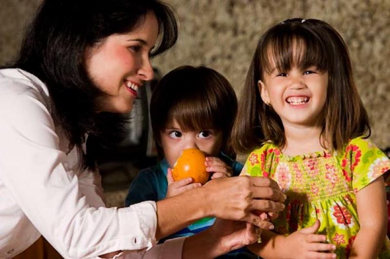 Familia Compartiendo en la Cocina