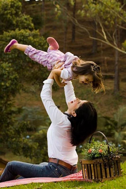 Madre Jugando con su Hija