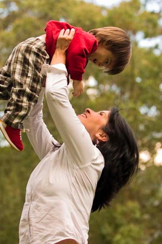 Madre Jugando con su Hijo