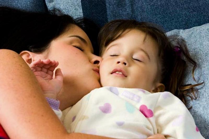 Madre Besando a su Hija