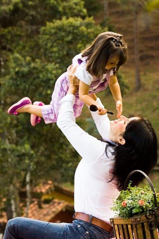 Madre Jugando con su Hija