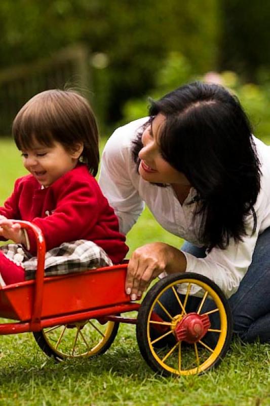 Madre Jugando con su Hijo