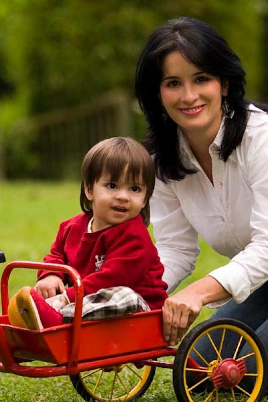 Madre Jugando con su Hijo