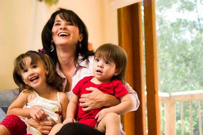 Mama Jugando con sus Hijos