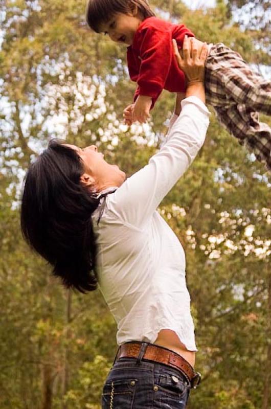 Madre Levantando a su Hijo