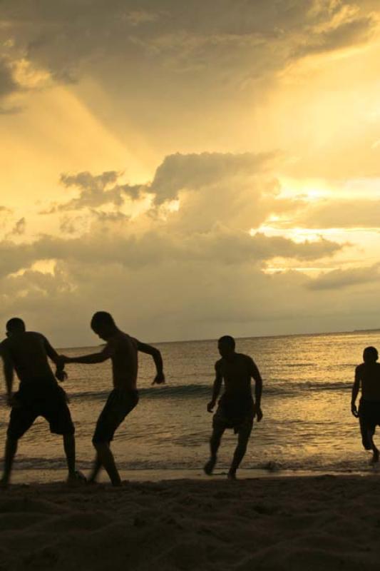 NiÃ±os Jugando en la Playa, Rincon del Mar, Sucr...