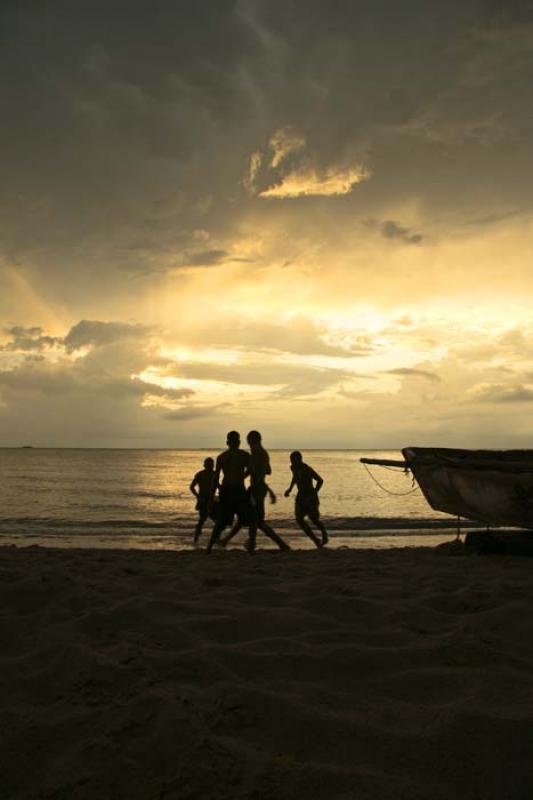 NiÃ±os Jugando en la Playa, Rincon del Mar, Sucr...