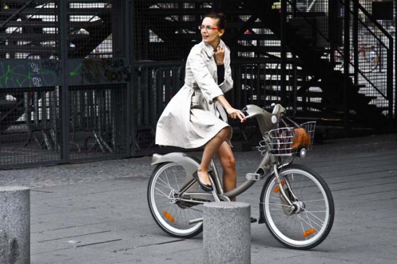 Mujer en Bicicleta, Paris, Francia, Europa Occiden...