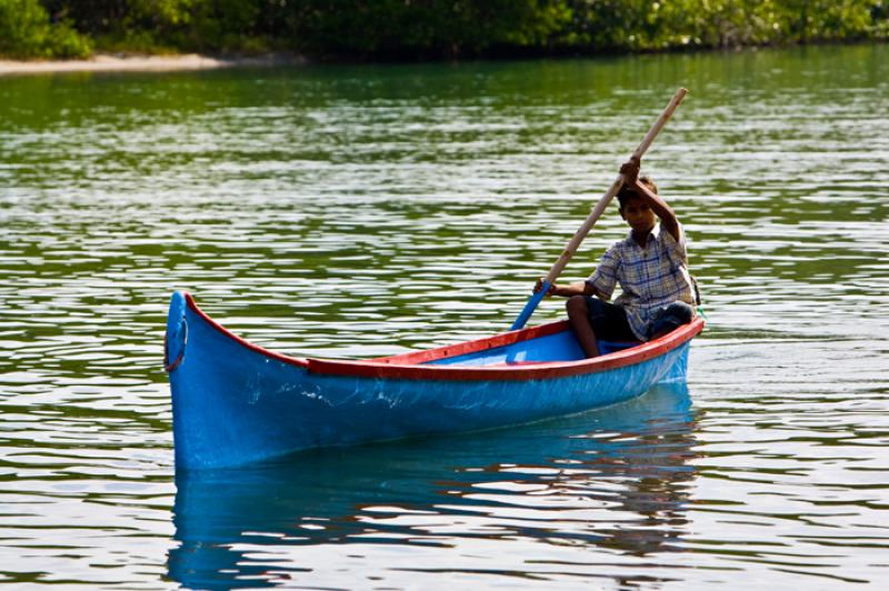 NiÃ±o en la Cienaga de la Caimanera, CoveÃ±as,...