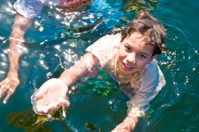 NiÃ±o en el Mar, Isla Tintipan, Golfo de Morrosq...