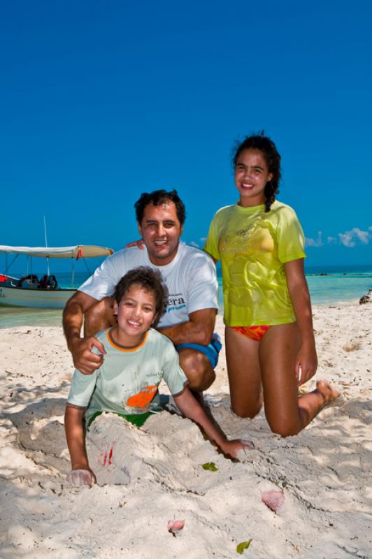 Familia en la Isla Tintipan, Golfo de Morrosquillo...