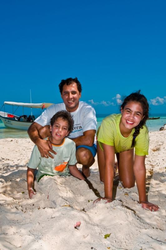 Familia en la Isla Tintipan, Golfo de Morrosquillo...