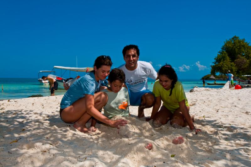 Familia en la Isla Tintipan, Golfo de Morrosquillo...