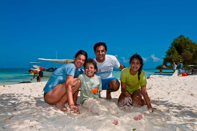 Familia en la Isla Tintipan, Golfo de Morrosquillo...