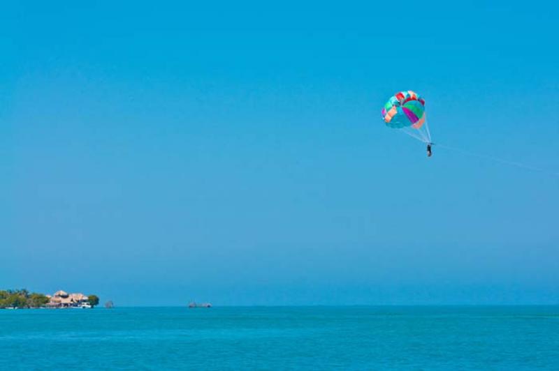 Parasailing en Isla Tintipan, Golfo de Morrosquill...