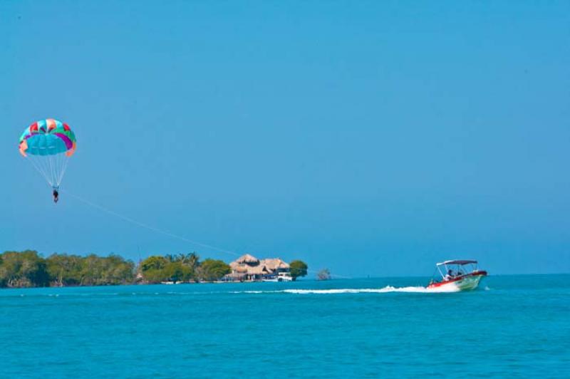 Parasailing en Isla Tintipan, Golfo de Morrosquill...